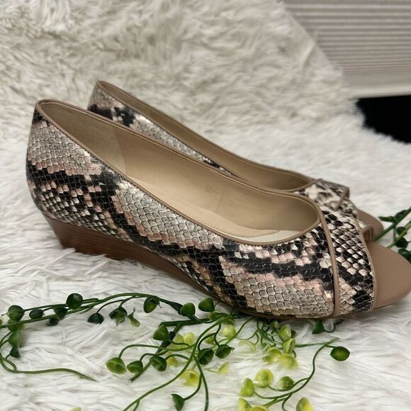 COLE HAAN Python Pattern Leather Low Heel Wedge Peep Toe Pumps Cushioned sz 8B - Picture 5 of 10